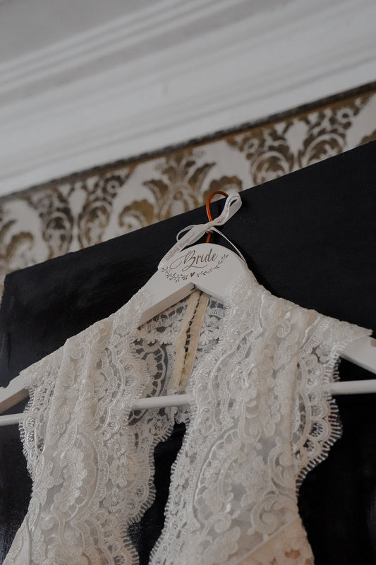 Brautkleiderbügel aus Holz mit Gravur „Bride“ – Kupferhaken, personalisierter Hochzeitsbügel für Brautkleid & Getting Ready Fotos