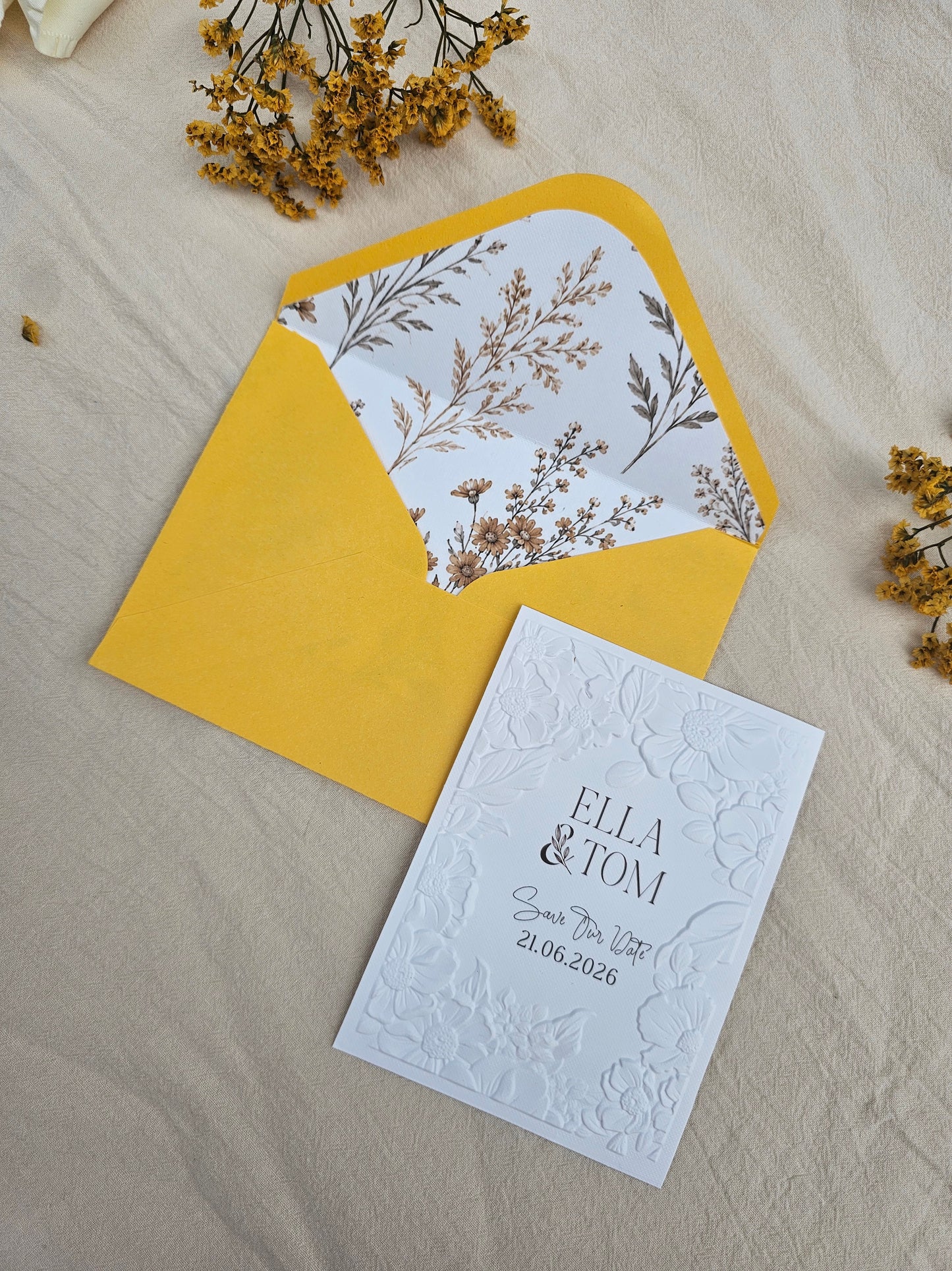 Florale Save-the-Date-Karte mit Reliefprägung