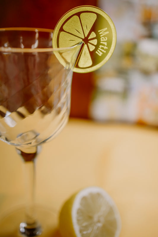 Personalisierter Glas-Topper aus Acryl oder Holz im Zitronen-Design – perfekte Konzeptdeko für Sommerhochzeiten, Gartenfeste und Events. In vielen Farben erhältlich, mit individuellem Namen graviert.