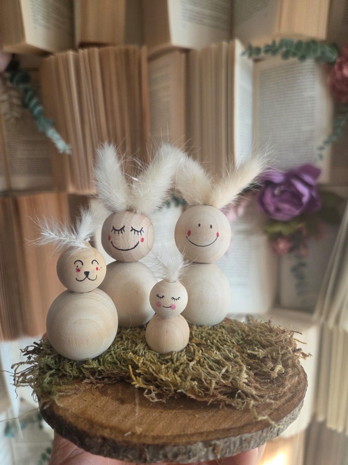 Osterhasenfamilie mit Holzperlen