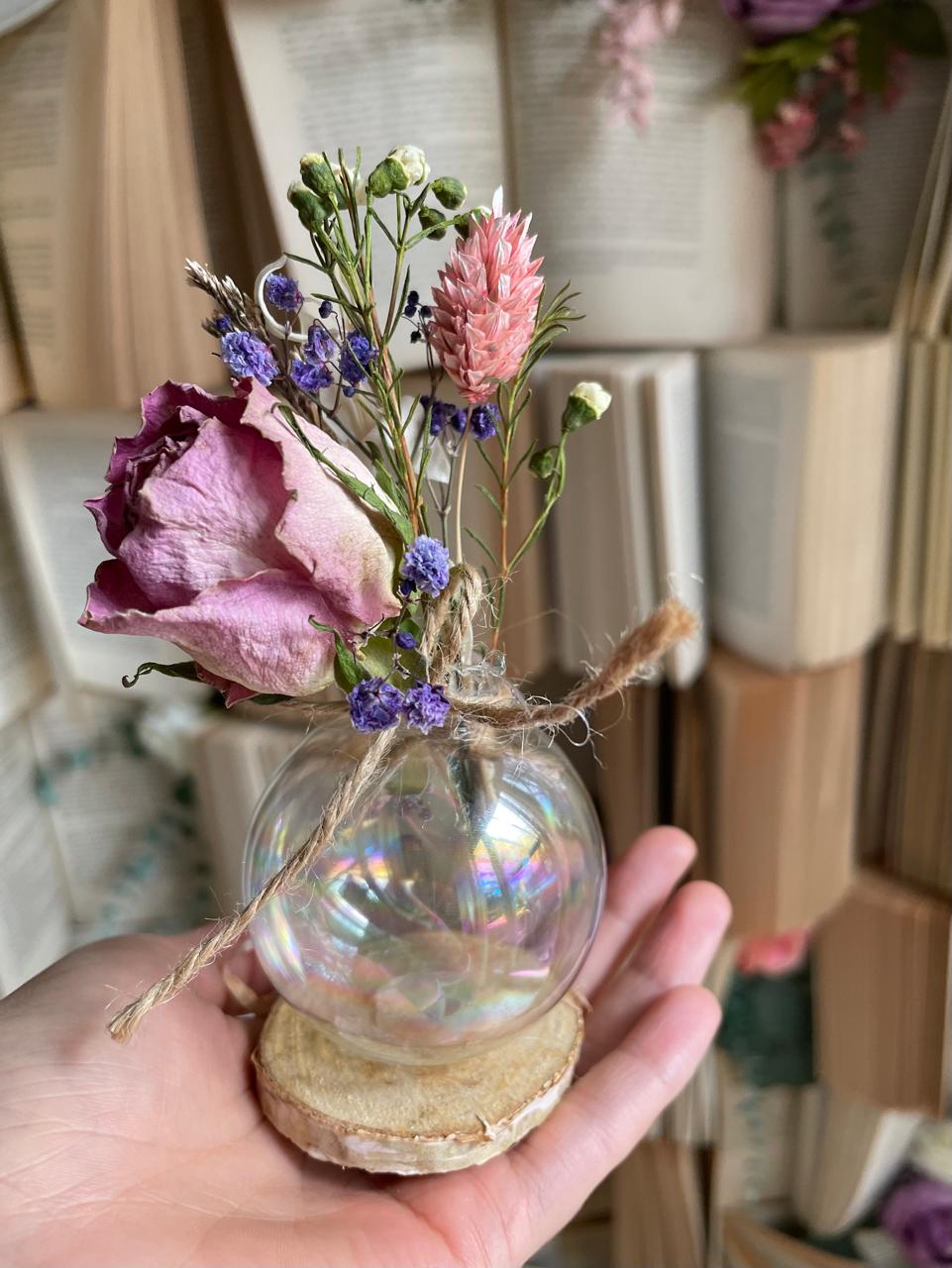 Mini-Glasvase mit Trockenblumen