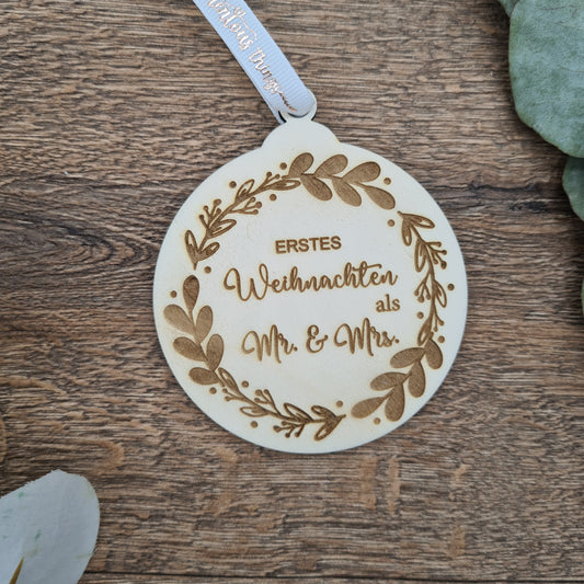 "Erstes Weihnachten als Mr. & Mrs. " Weihnachtsbaumschmuck aus Holz