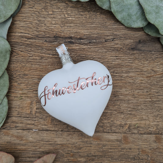 "Schwesterherz" auf einem herzförmigen Glasornament, weiß-matt mit Roségold Text.