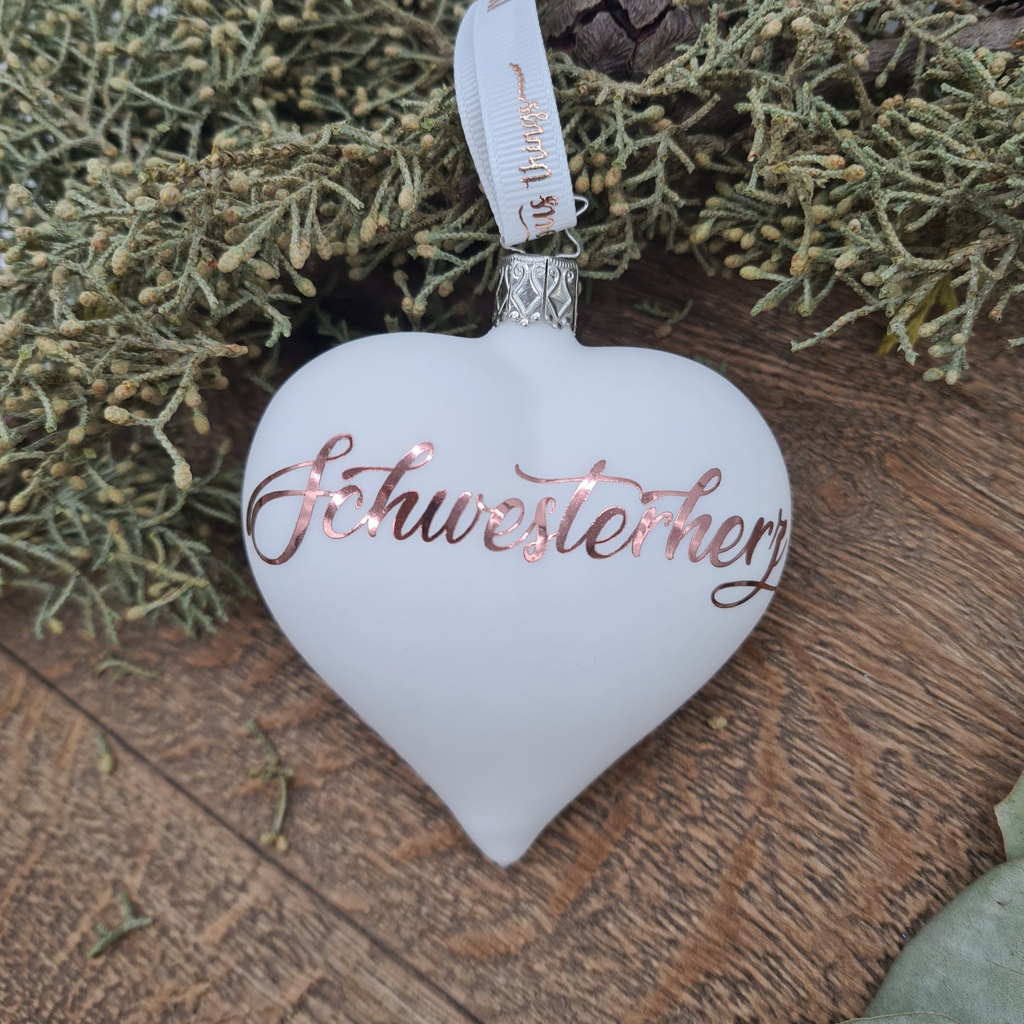 "Schwesterherz" auf einem herzförmigen Glasornament, weiß-matt mit Roségold Text.