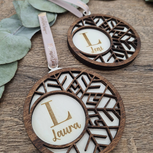 Doppelter Holzanhänger für Weihnachten, mit Schneeflocken-Design, personalisiert mit Wunschtext im minimalistischen nordischen Stil mit Buchstaben und Namen (Nordische Schneeflocke)