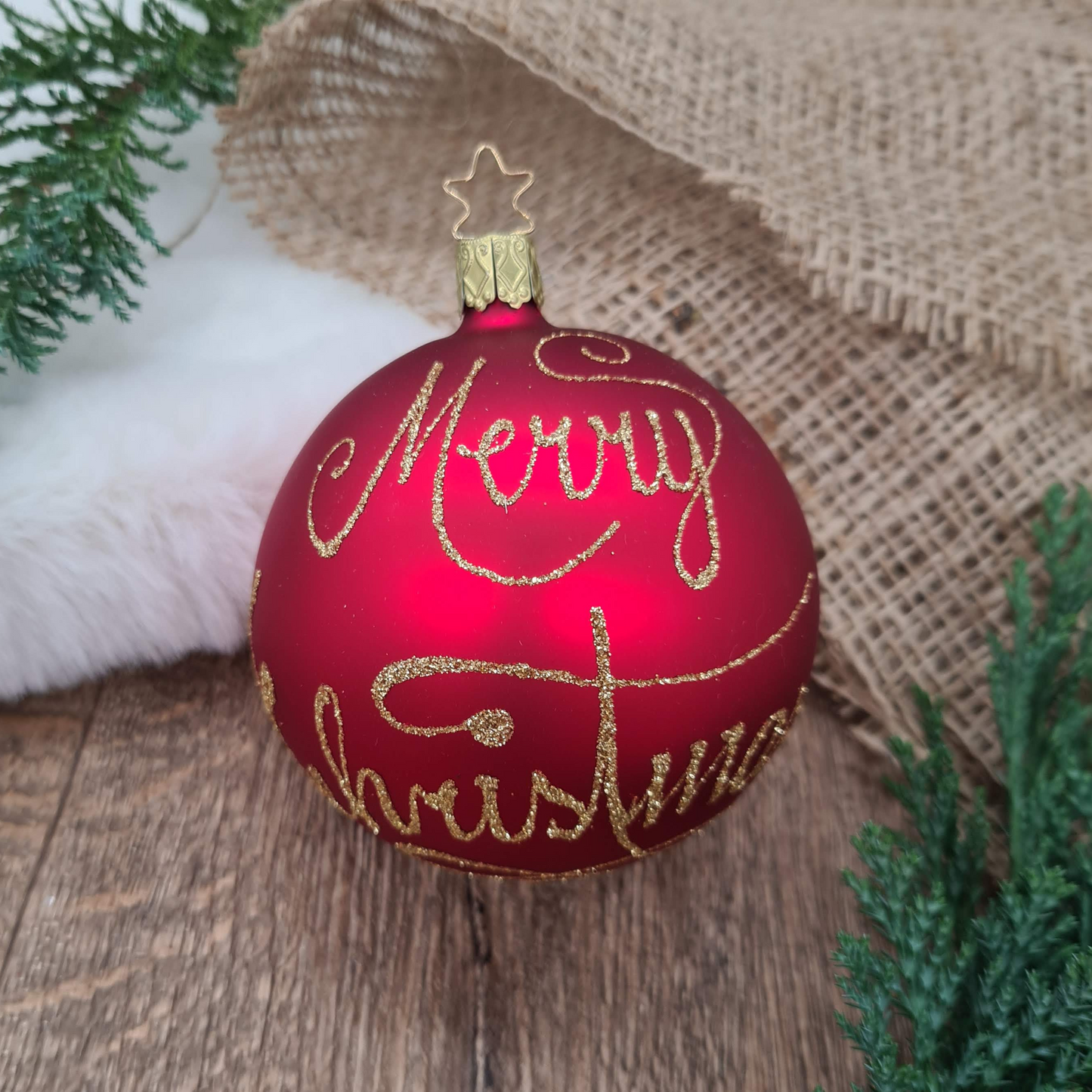 8cm Red Glass Bauble with Hand-Painted Rote Glaskugel, 8 cm, mit handgemalten WeihnachtsmotivenMerry Christmas