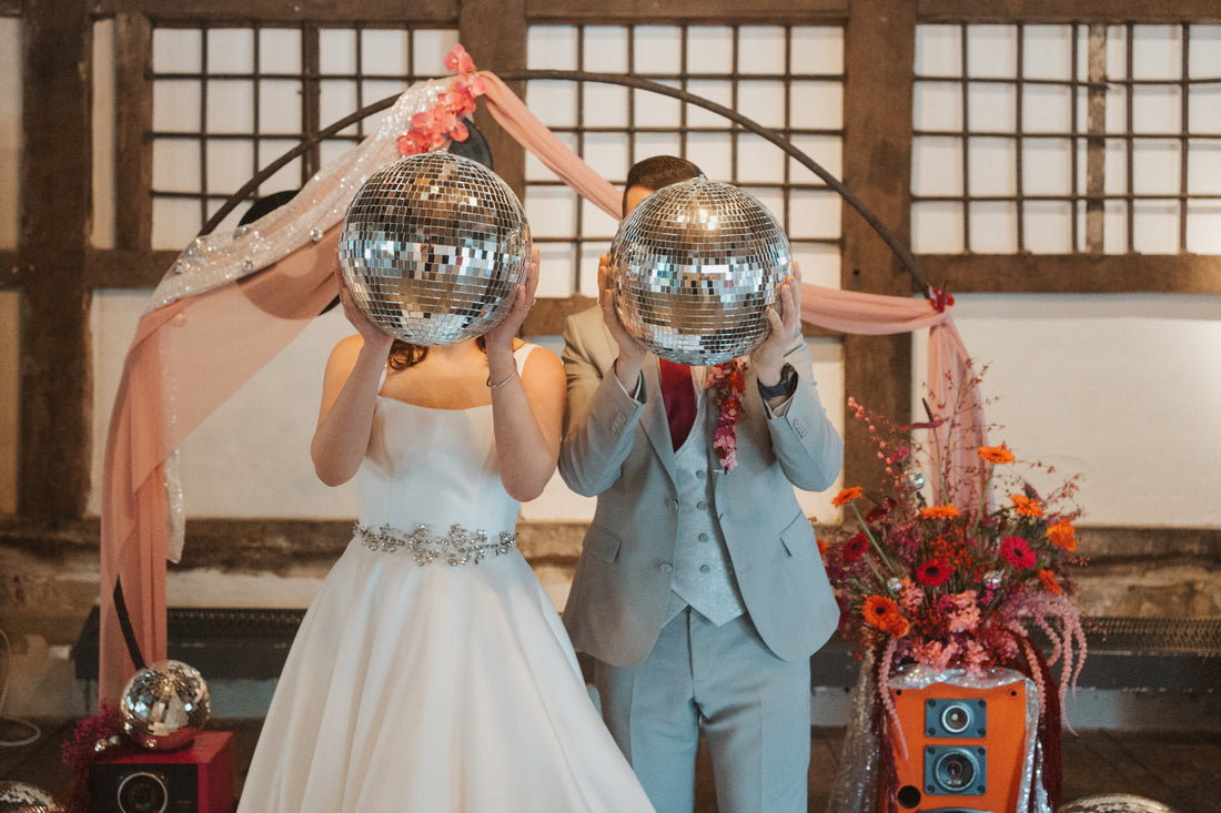 Eine Hochzeit inspiriert von den 70ern – gestaltet für Menschen, deren Leben einen Soundtrack hat