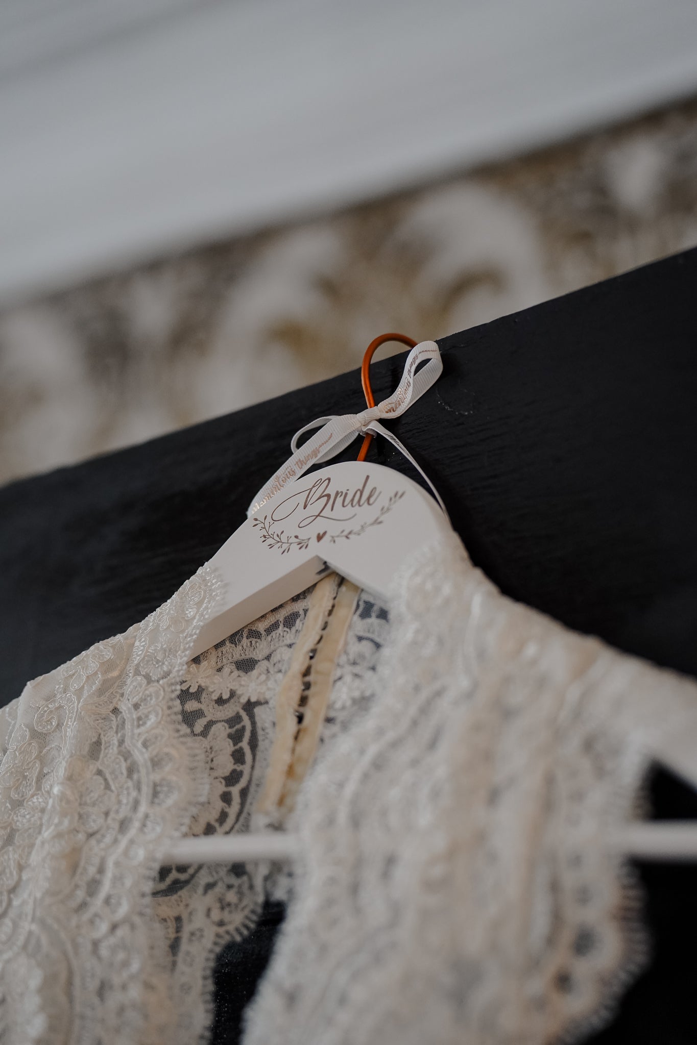 Brautkleiderbügel aus Holz mit Gravur „Bride“ – Kupferhaken, personalisierter Hochzeitsbügel für Brautkleid & Getting Ready Fotos
