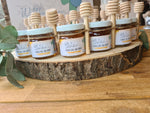 Bild in den Galerie-Viewer laden,Mini-Honiggläser mit personalisiertem Etikett und graviertem Honiglöffel
