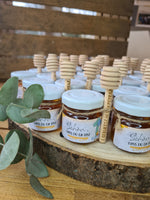 Afbeelding in Gallery-weergave laden, Mini-Honiggläser mit personalisiertem Etikett und graviertem Honiglöffel
