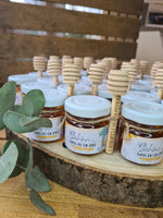 Load image into Gallery viewer, Mini-Honiggläser mit personalisiertem Etikett und graviertem Honiglöffel
