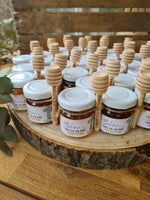 Afbeelding in Gallery-weergave laden, Mini-Honiggläser mit personalisiertem Etikett und graviertem Honiglöffel
