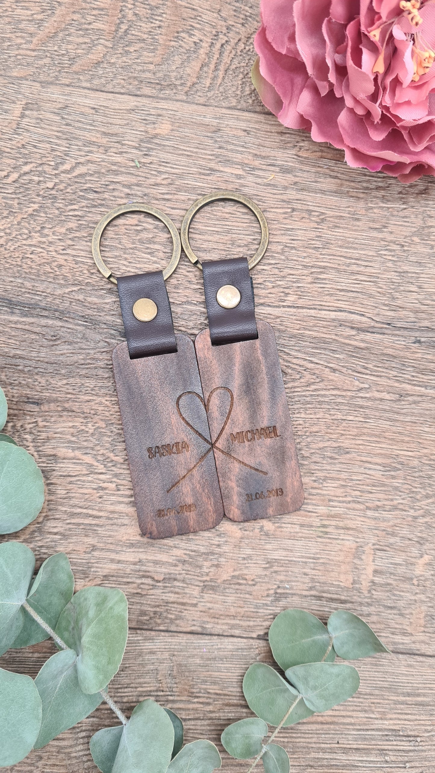 Graviertes Holz und Leder Schlüsselanhänger Hochzeitstag Geschenk