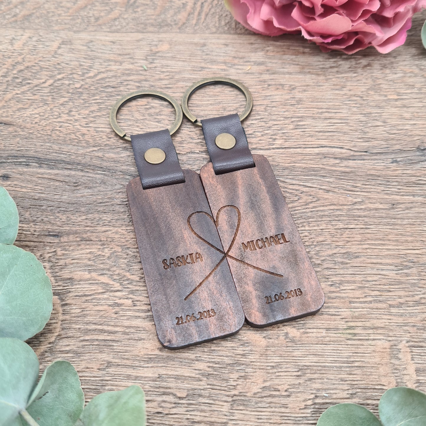 Graviertes Holz und Leder Schlüsselanhänger Hochzeitstag Geschenk