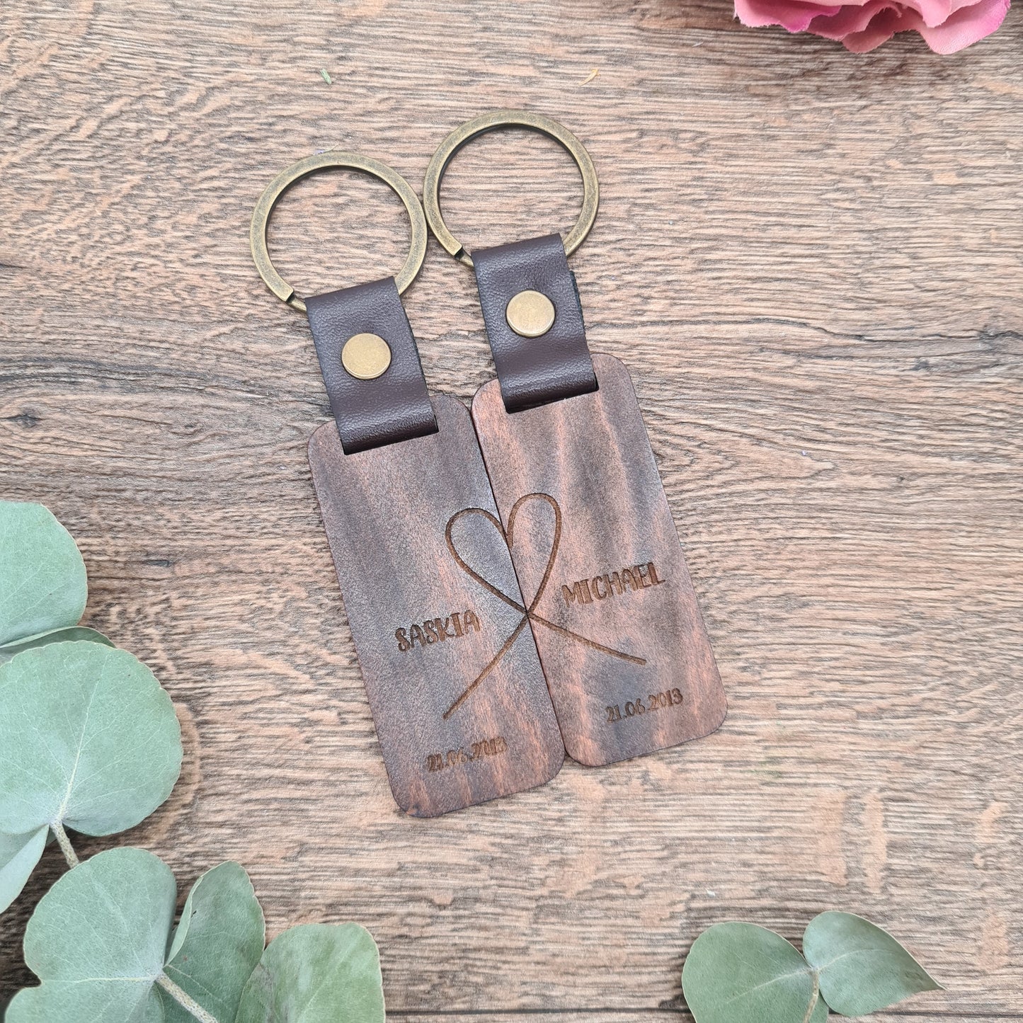 Graviertes Holz und Leder Schlüsselanhänger Hochzeitstag Geschenk