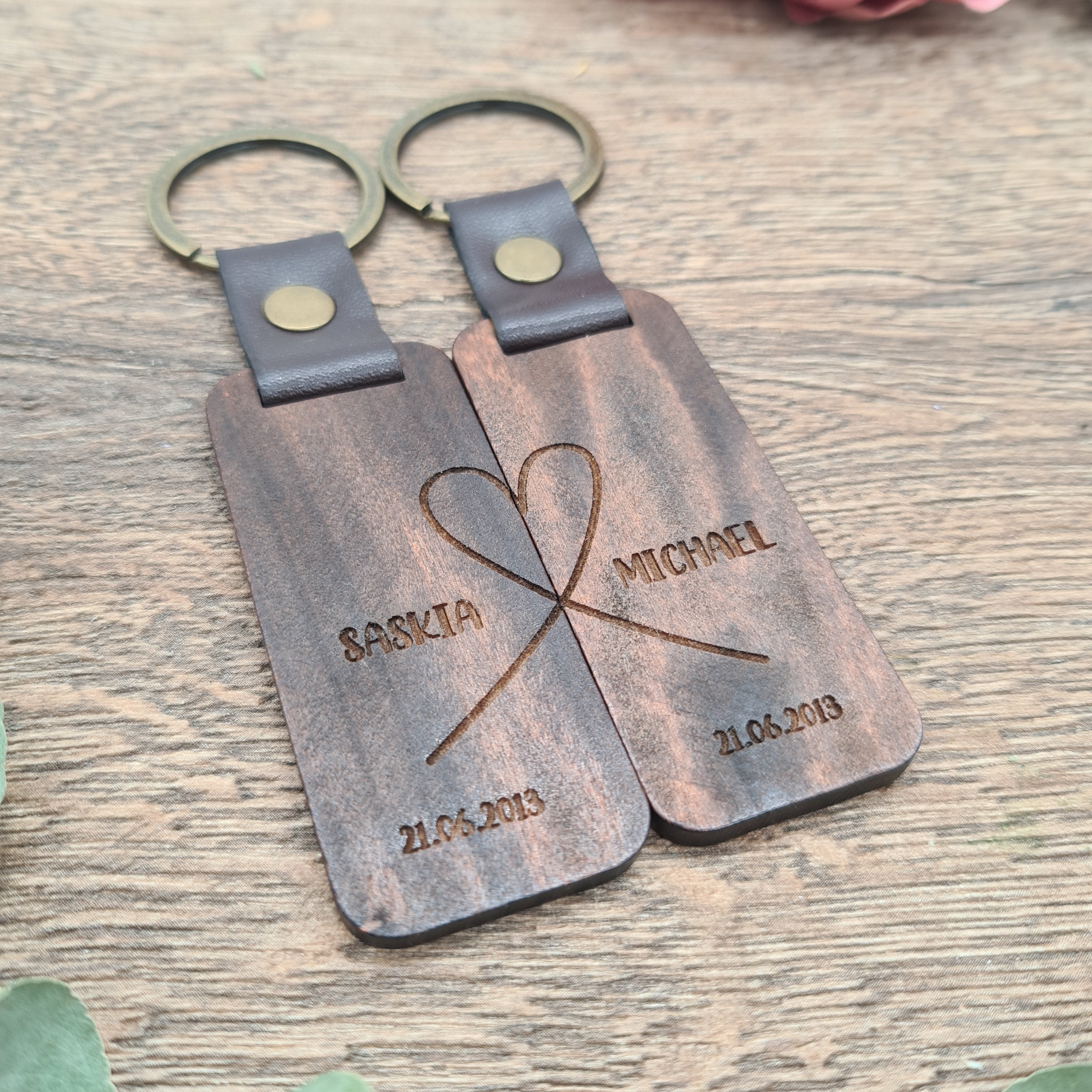 Graviertes Holz und Leder Schlüsselanhänger Hochzeitstag Geschenk