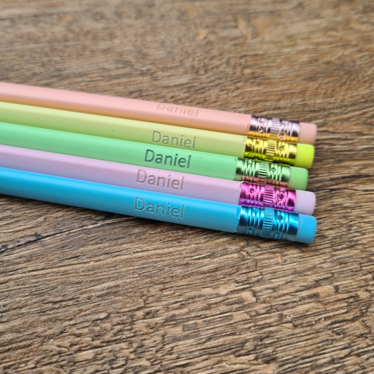 Personalisierte HB Bleistifte für die Schule in Pastellfarben