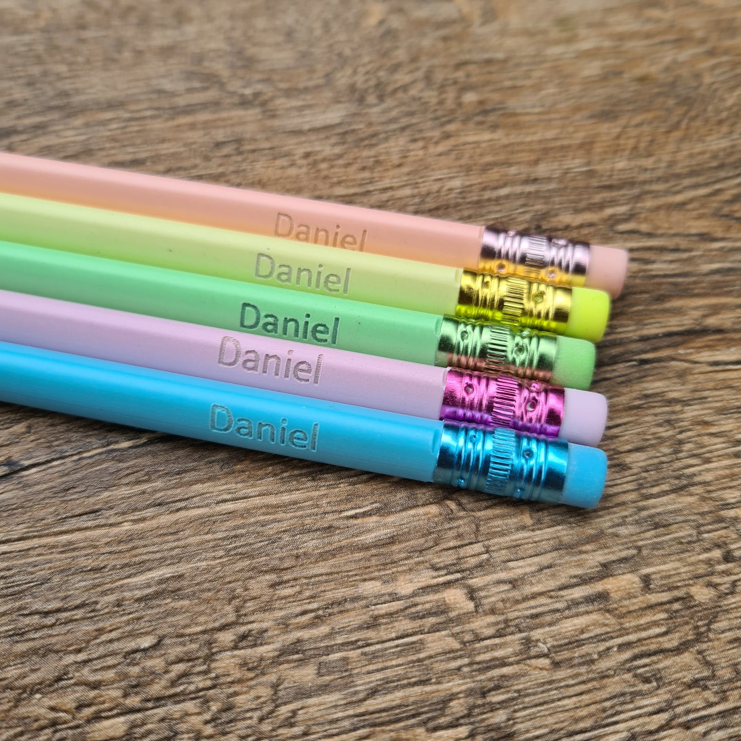 Personalisierte HB Bleistifte für die Schule in Pastellfarben