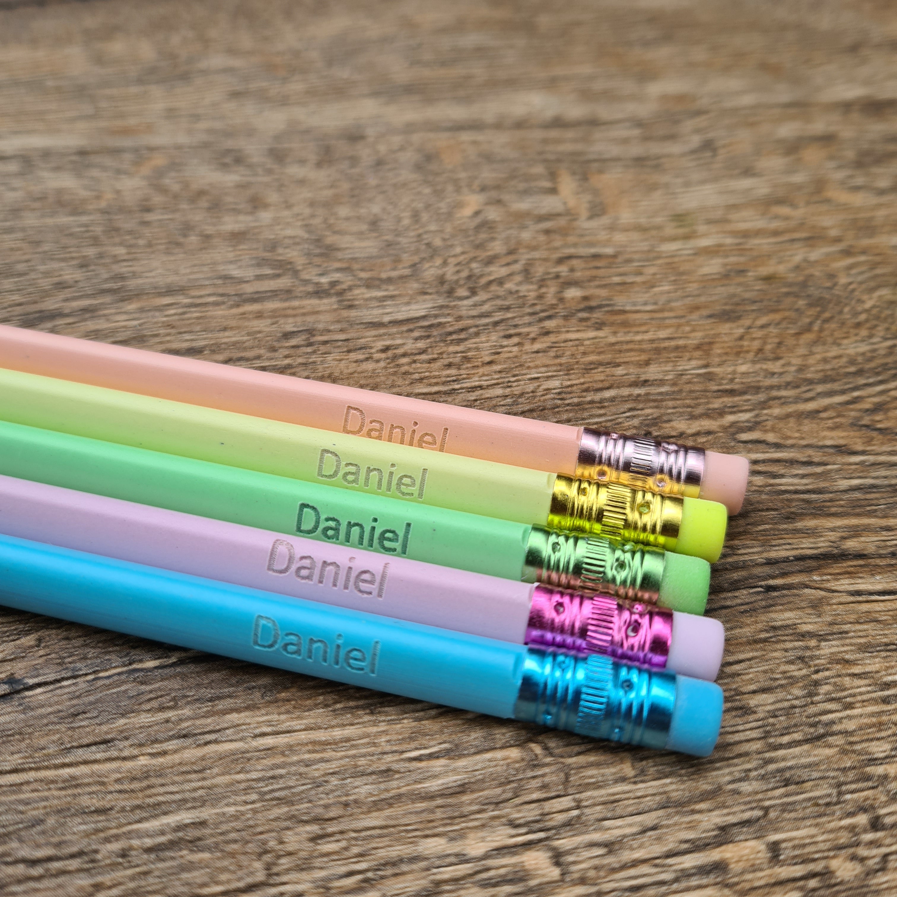 Personalisierte HB Bleistifte für die Schule in Pastellfarben
