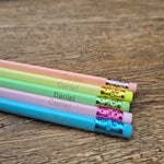 Afbeelding in Gallery-weergave laden, Personalisierte HB Bleistifte für die Schule in Pastellfarben
