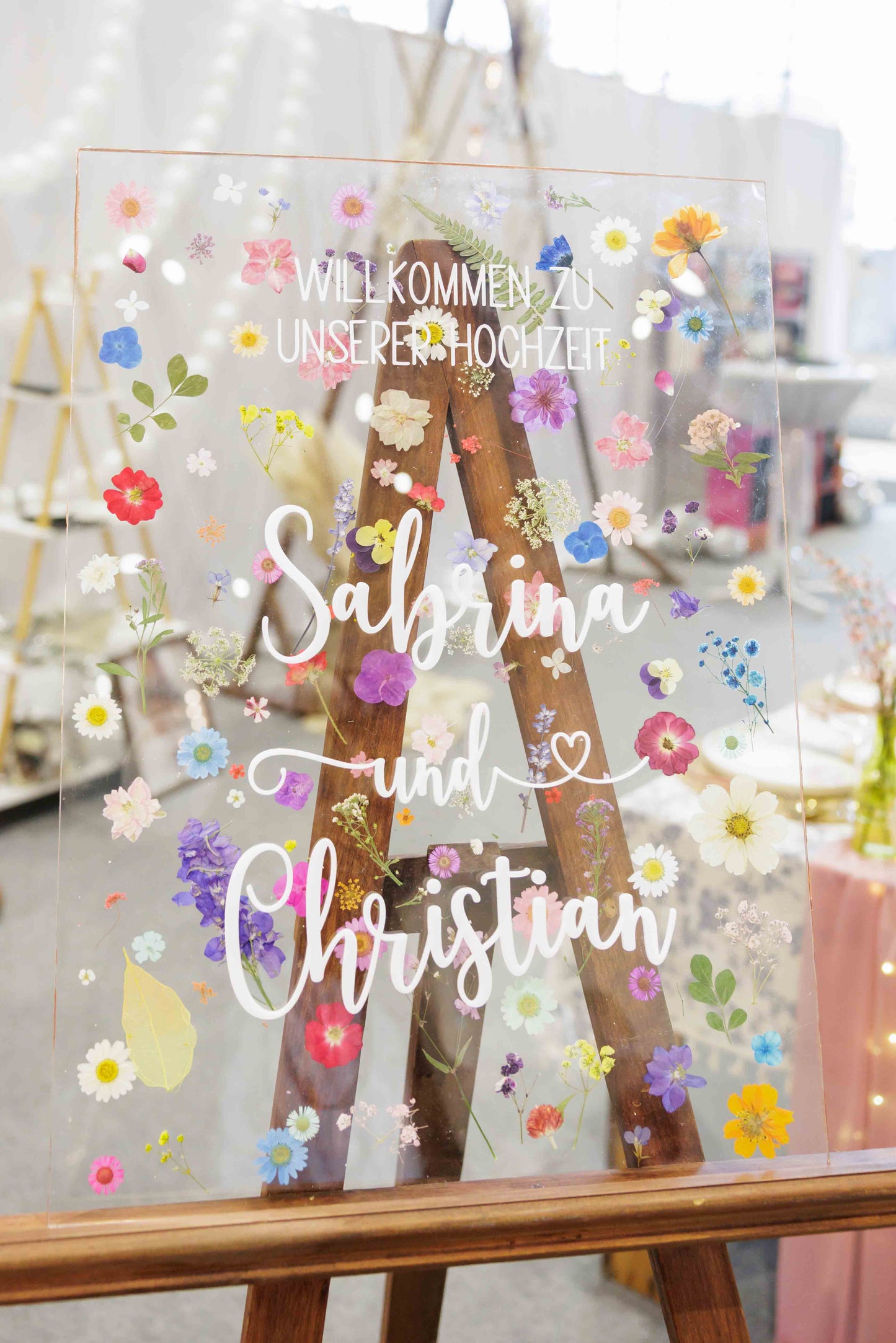 Personalisiertes Acryl-Willkommensschild mit echten Pressblumen