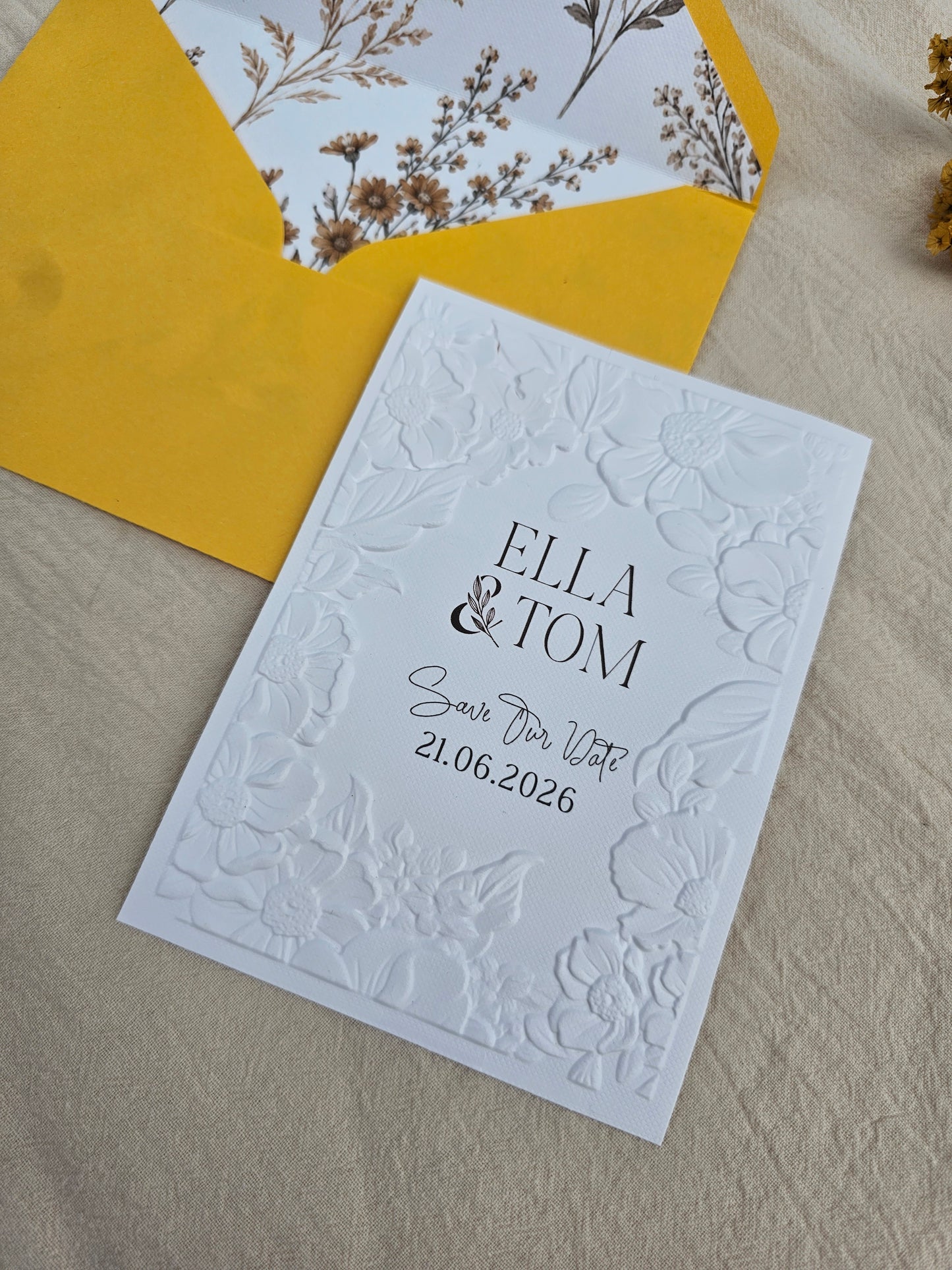 Florale Save-the-Date-Karte mit Reliefprägung