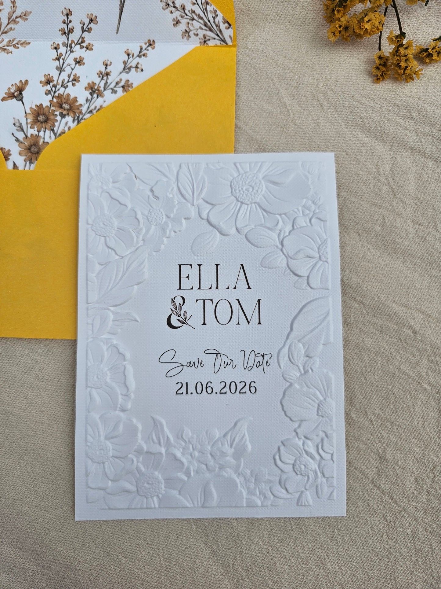 Florale Save-the-Date-Karte mit Reliefprägung