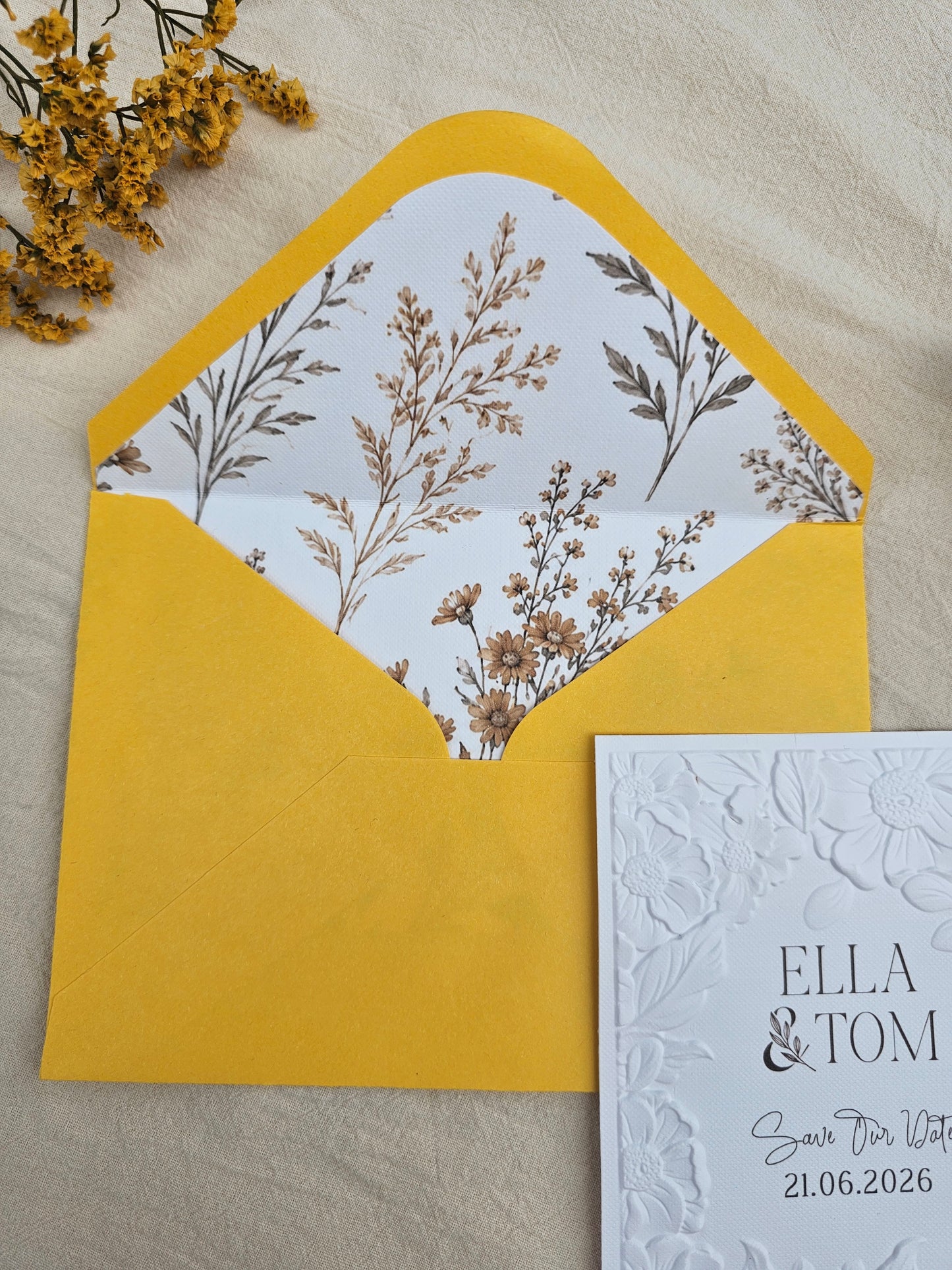 Florale Save-the-Date-Karte mit Reliefprägung