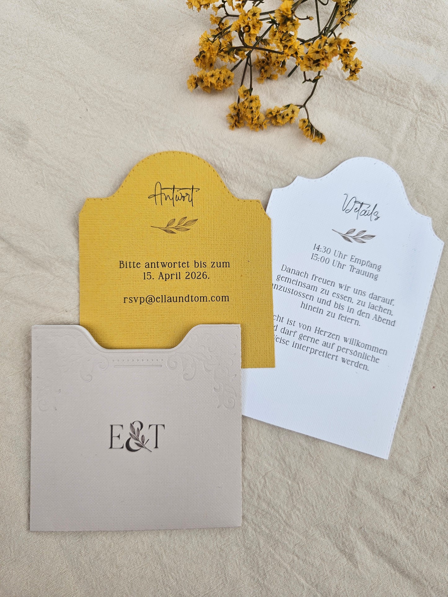 Florale Save-the-Date-Karte mit Reliefprägung