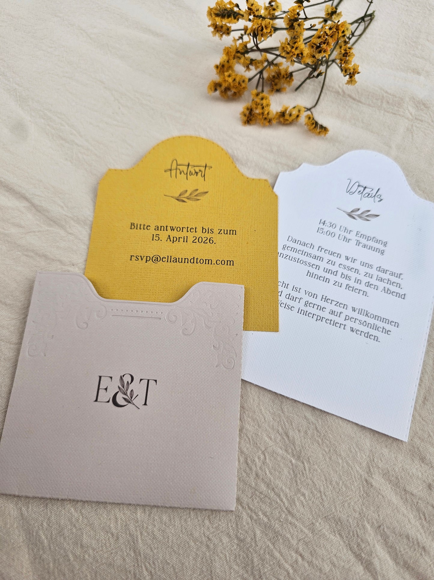 Florale Save-the-Date-Karte mit Reliefprägung