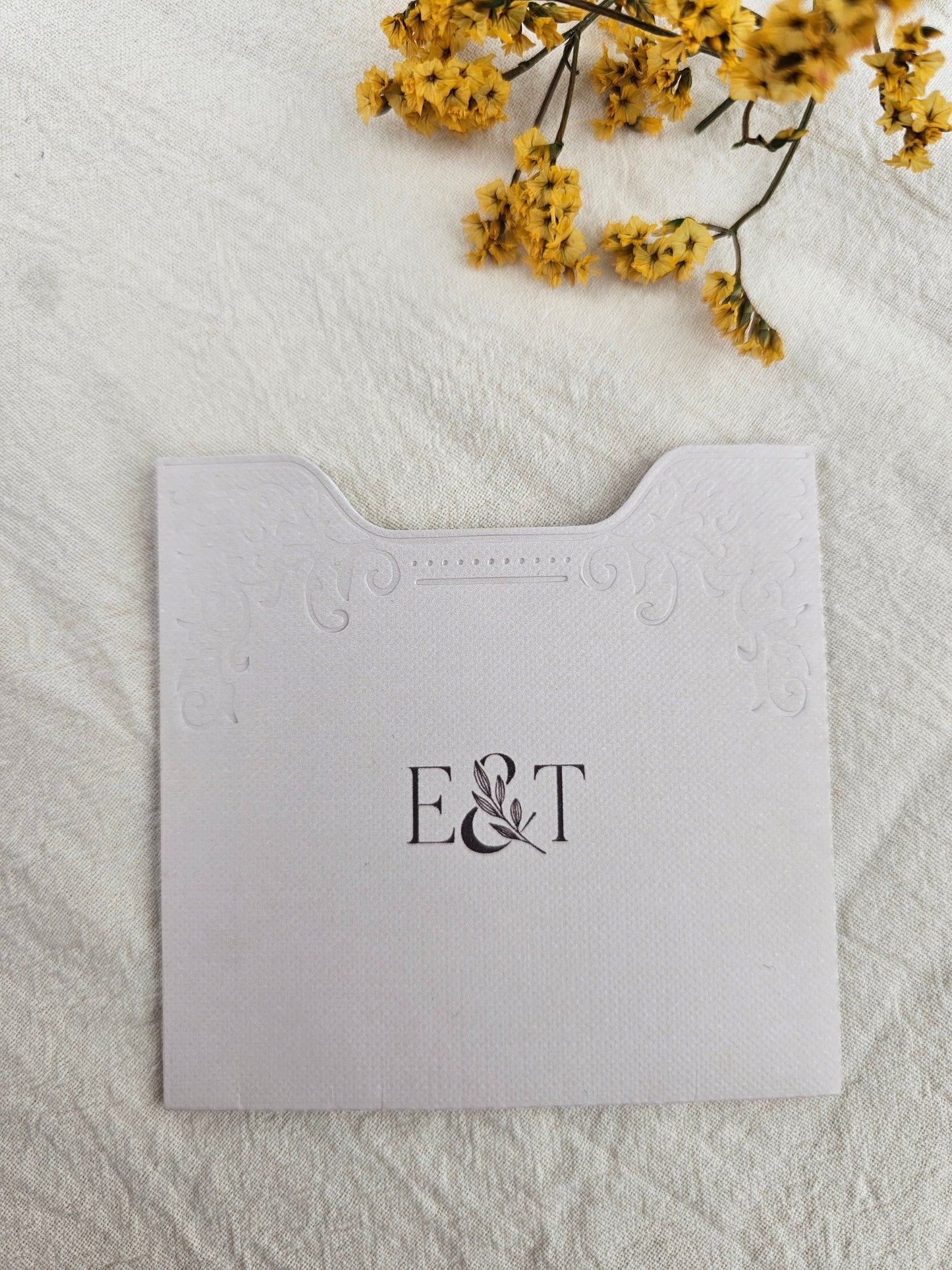 Florale Save-the-Date-Karte mit Reliefprägung