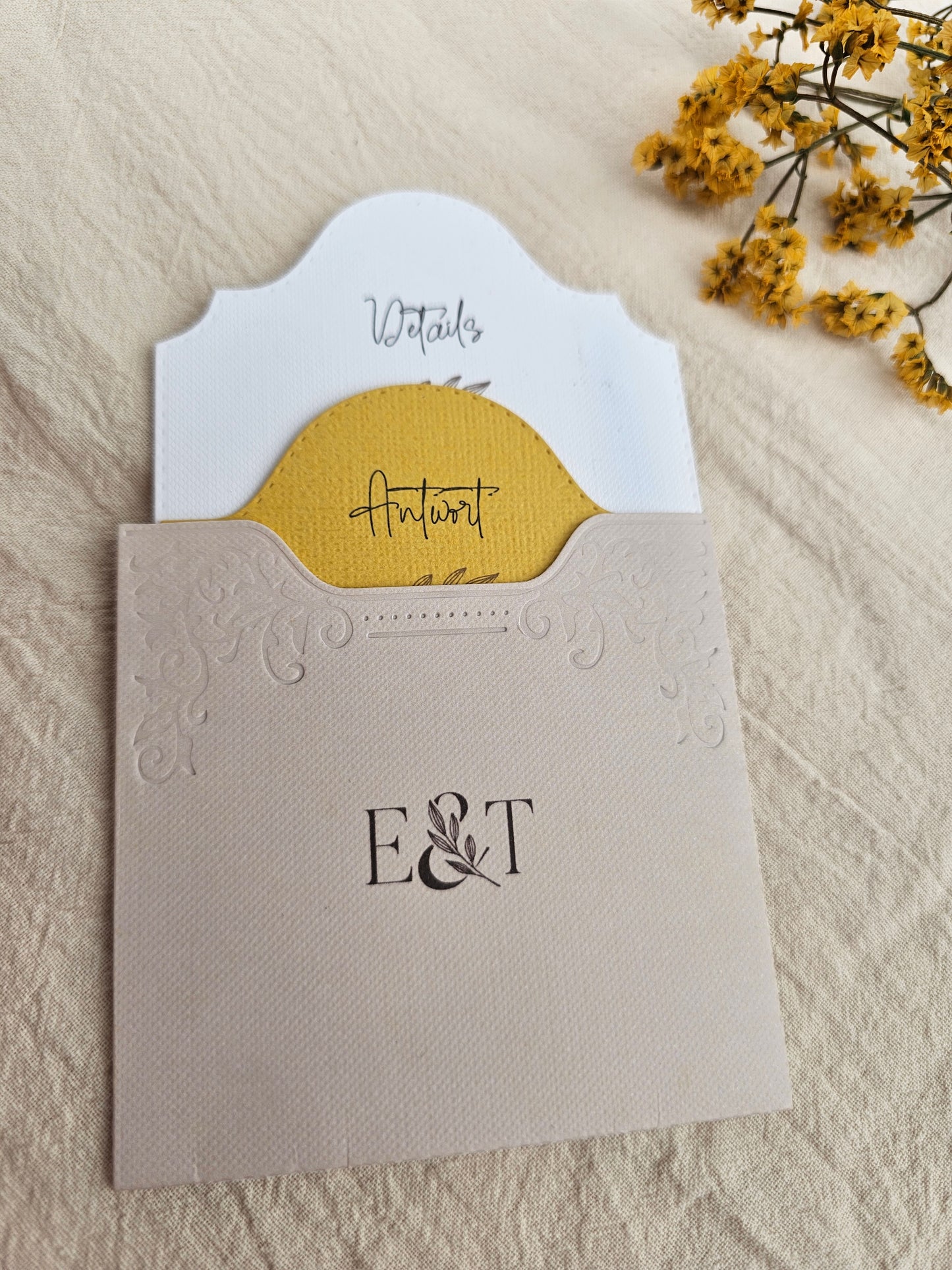 Florale Save-the-Date-Karte mit Reliefprägung