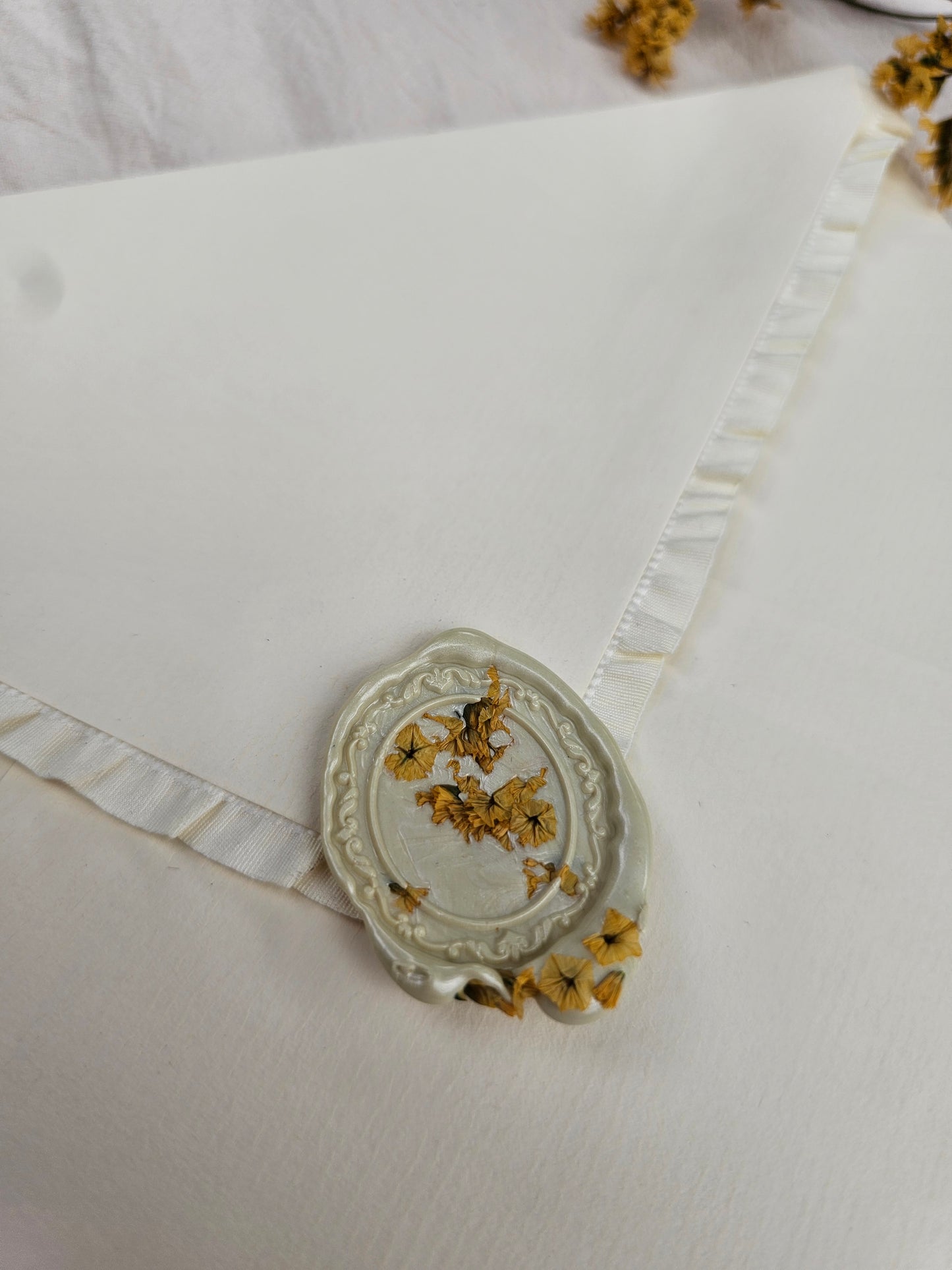 Florale Save-the-Date-Karte mit Reliefprägung