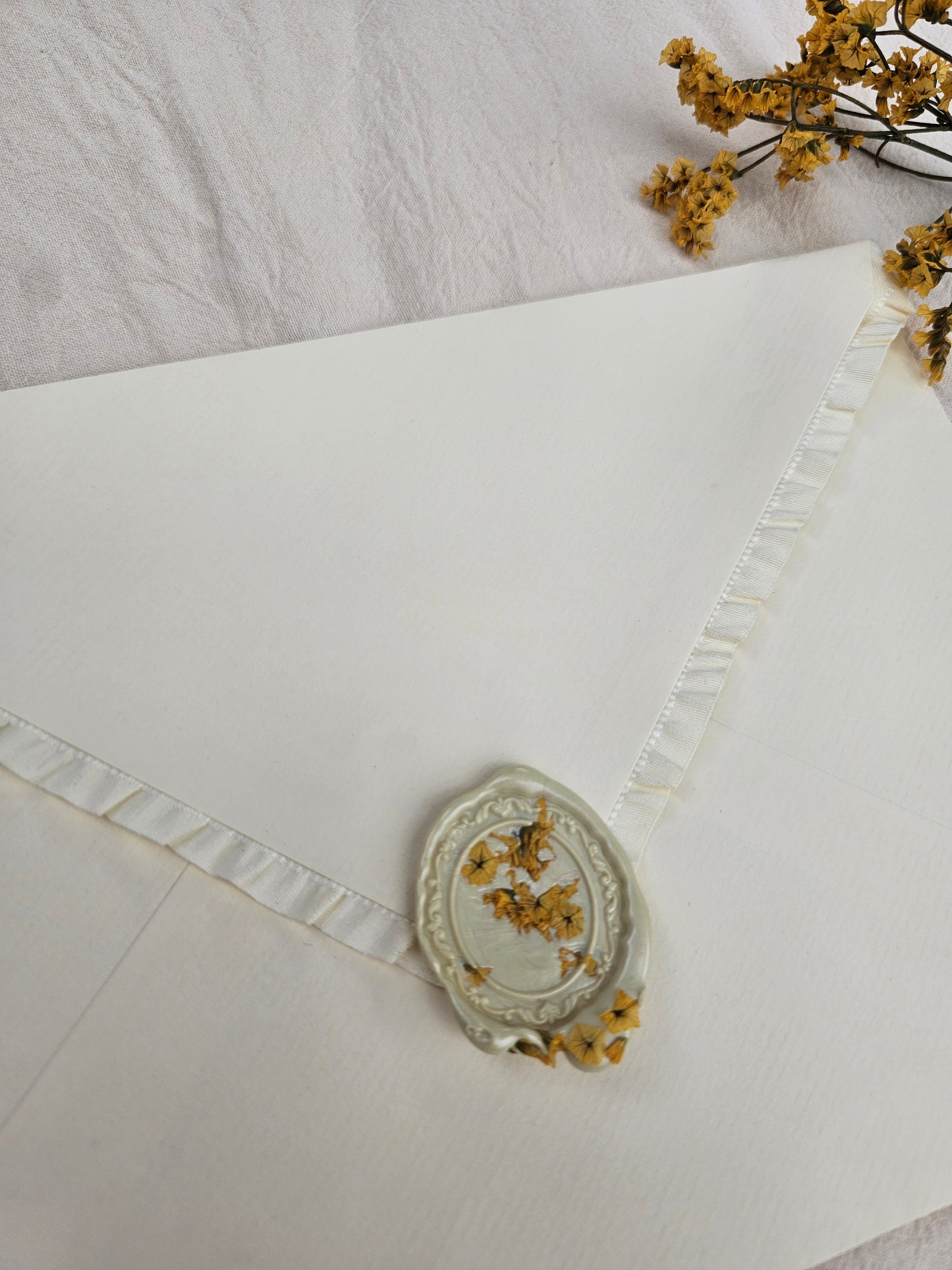 Florale Save-the-Date-Karte mit Reliefprägung
