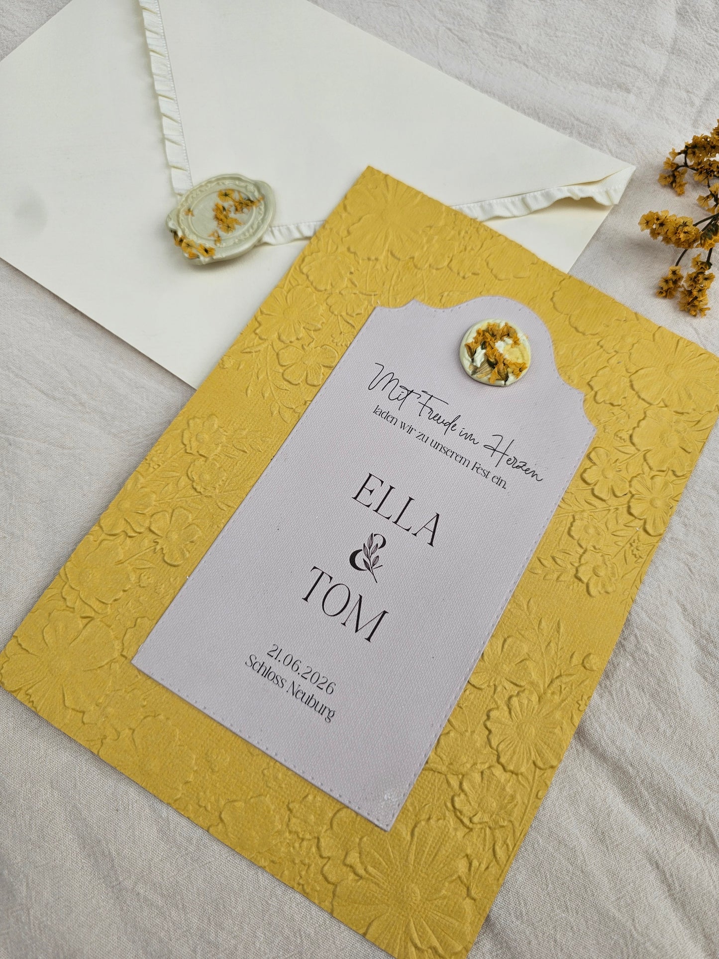 Florale Save-the-Date-Karte mit Reliefprägung