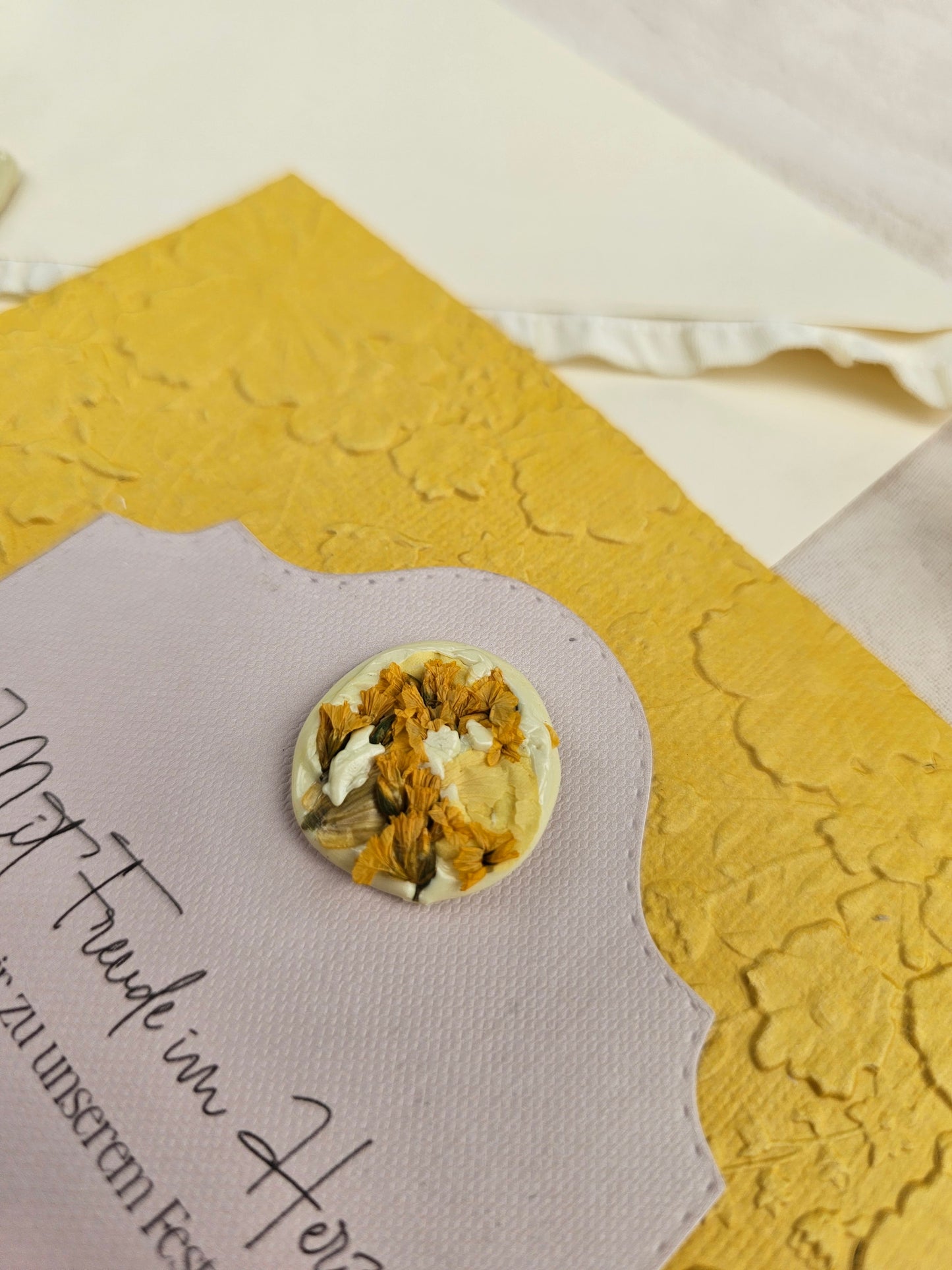 Florale Save-the-Date-Karte mit Reliefprägung
