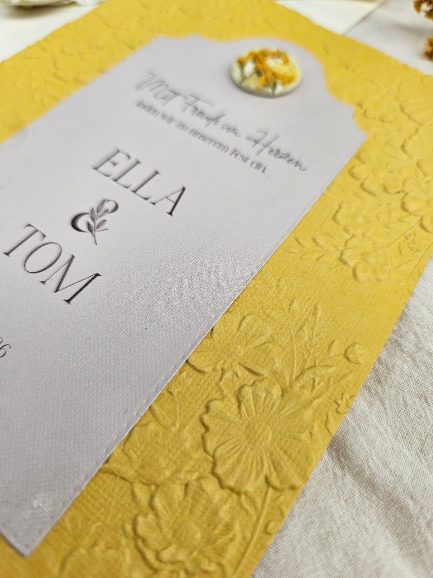 Florale Save-the-Date-Karte mit Reliefprägung