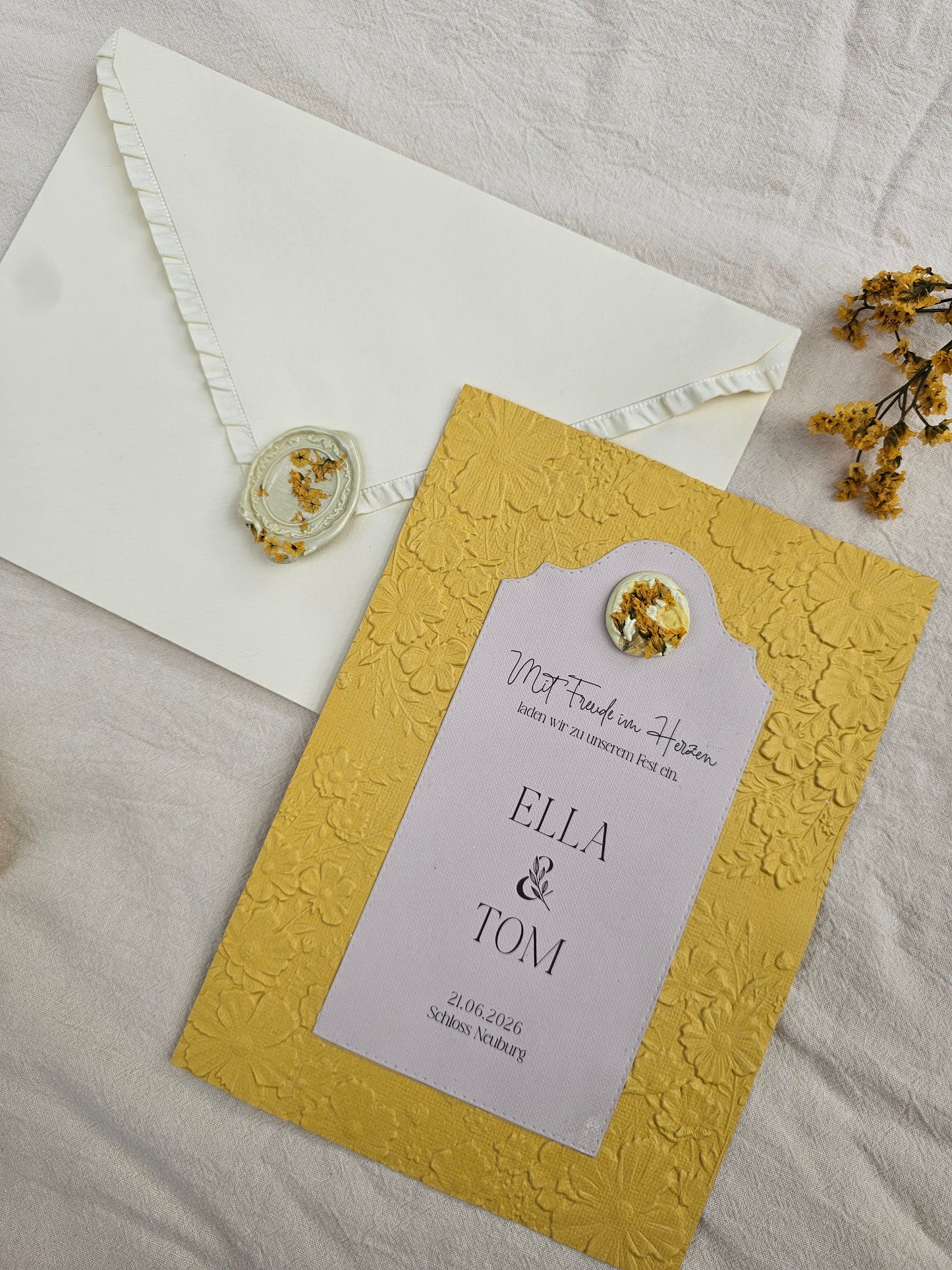 Florale Save-the-Date-Karte mit Reliefprägung