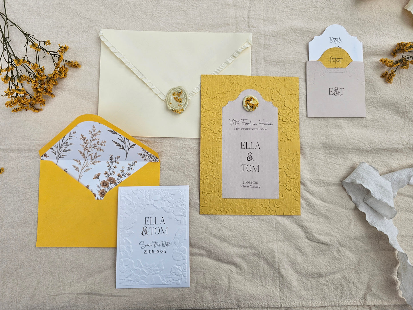 Florale Save-the-Date-Karte mit Reliefprägung