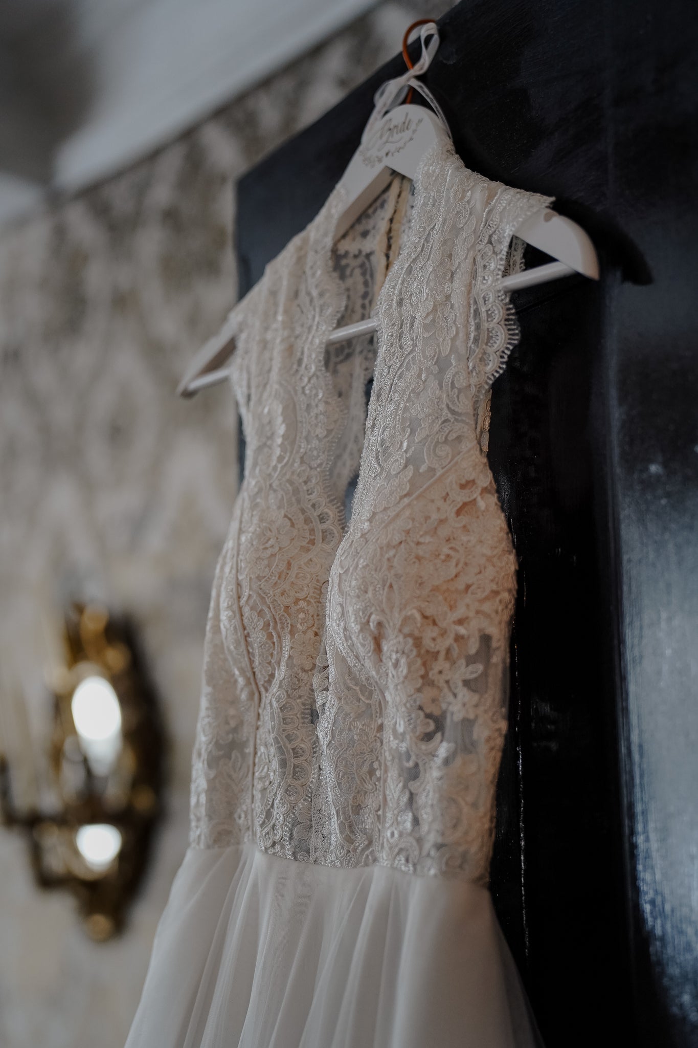 Brautkleiderbügel aus Holz mit Gravur „Bride“ – Kupferhaken, personalisierter Hochzeitsbügel für Brautkleid & Getting Ready Fotos