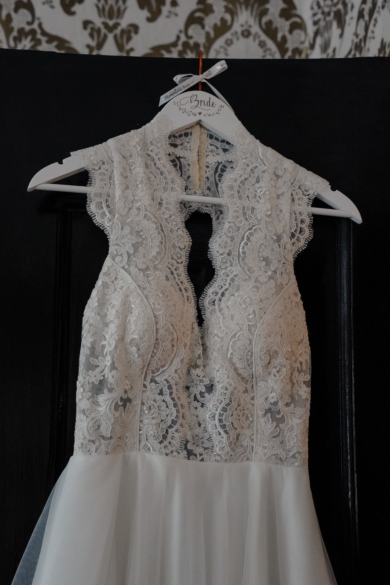 Brautkleiderbügel aus Holz mit Gravur „Bride“ – Kupferhaken, personalisierter Hochzeitsbügel für Brautkleid & Getting Ready Fotos