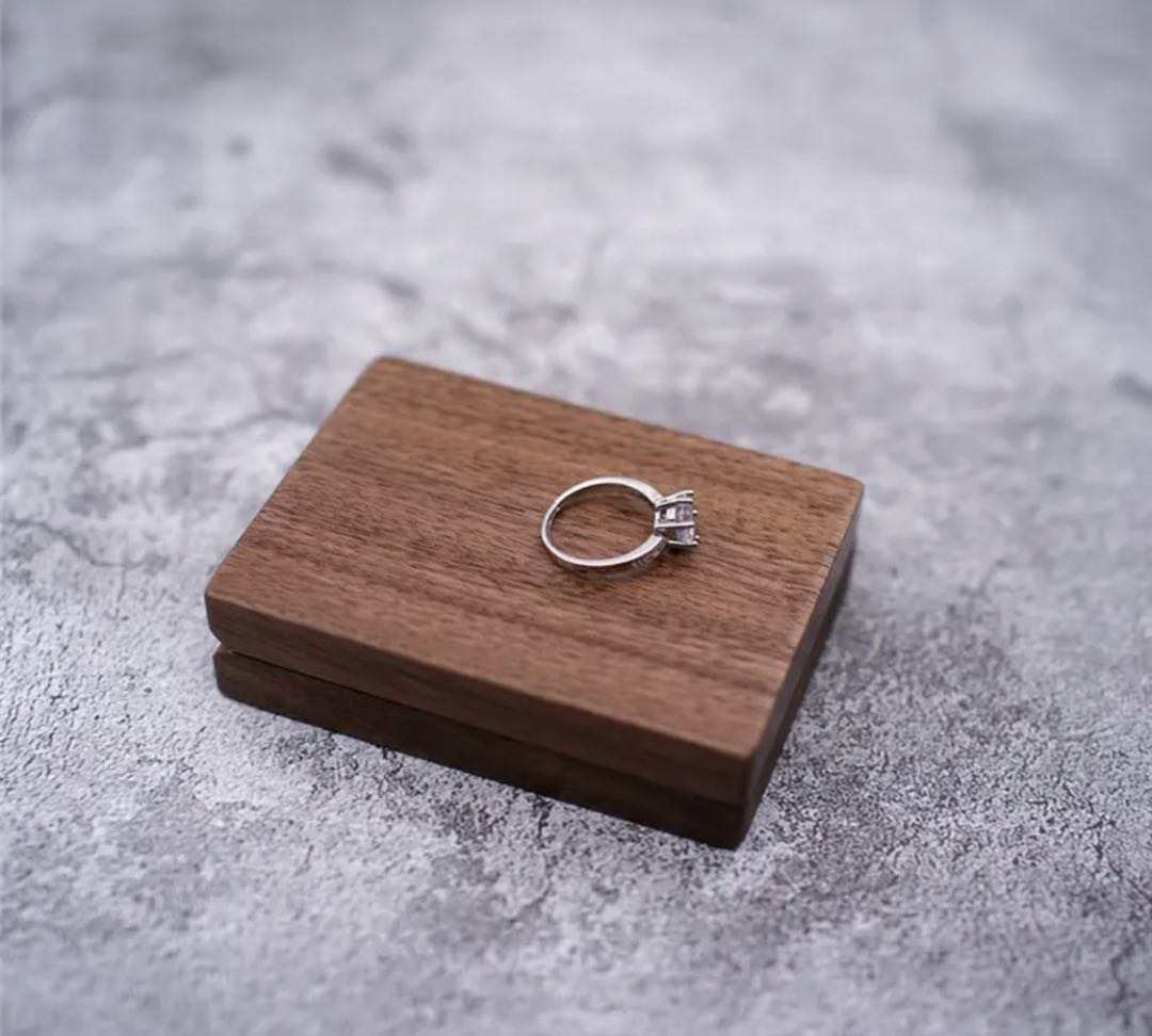 Vintage Holz Drehbarer Verlobungsringkasten - Handgefertigt, Personalisiert, Schlankes Design mit Magnetverschluss - Ideal für Heiratsanträge, Einzigartige Gravur-Option