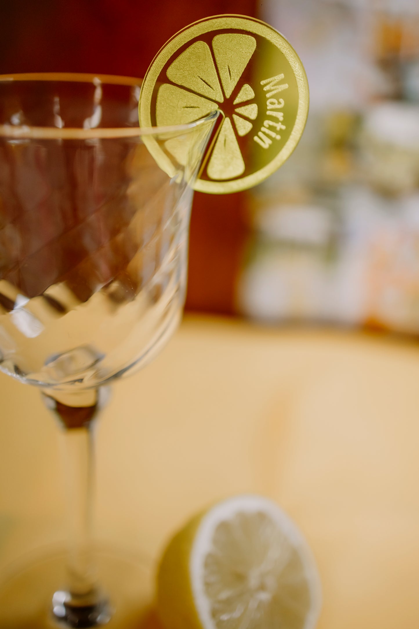 Personalisierter Glas-Topper aus Acryl oder Holz im Zitronen-Design – perfekte Konzeptdeko für Sommerhochzeiten, Gartenfeste und Events. In vielen Farben erhältlich, mit individuellem Namen graviert.

