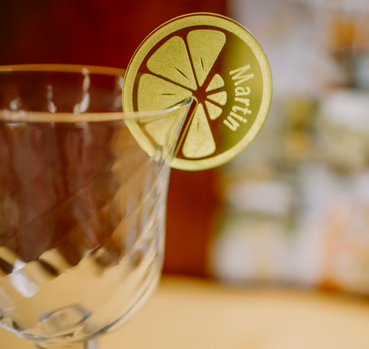 Personalisierter Acryl Glas-Topper in Zitronenform – ideal für Hochzeiten, Sommerfeiern & Events. In Acryl oder Holz, viele Farben, personalisierte Platzkarte. Jetzt bestellen.
