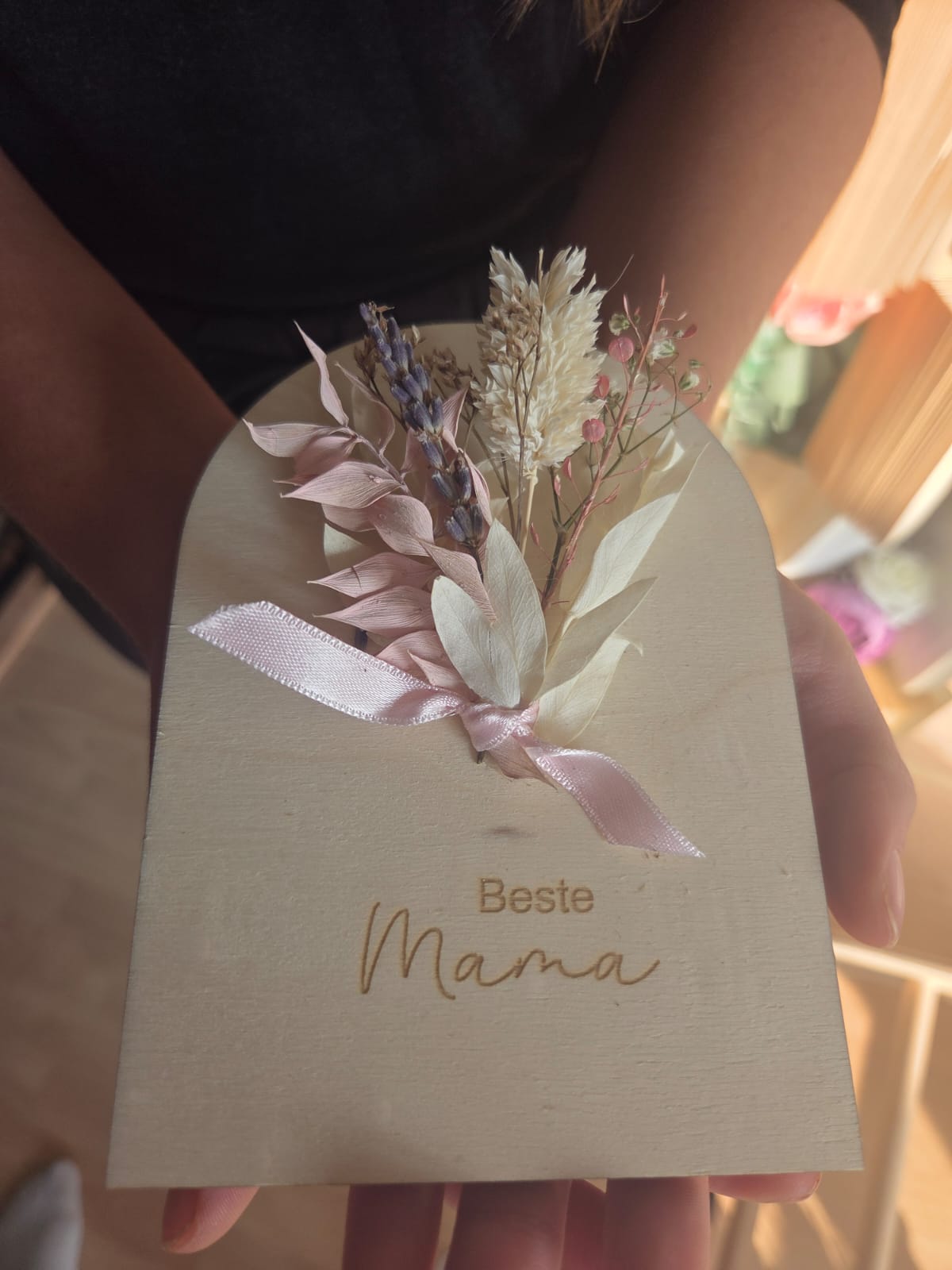 Holzplakette zur Wertschätzung mit Trockenblumen