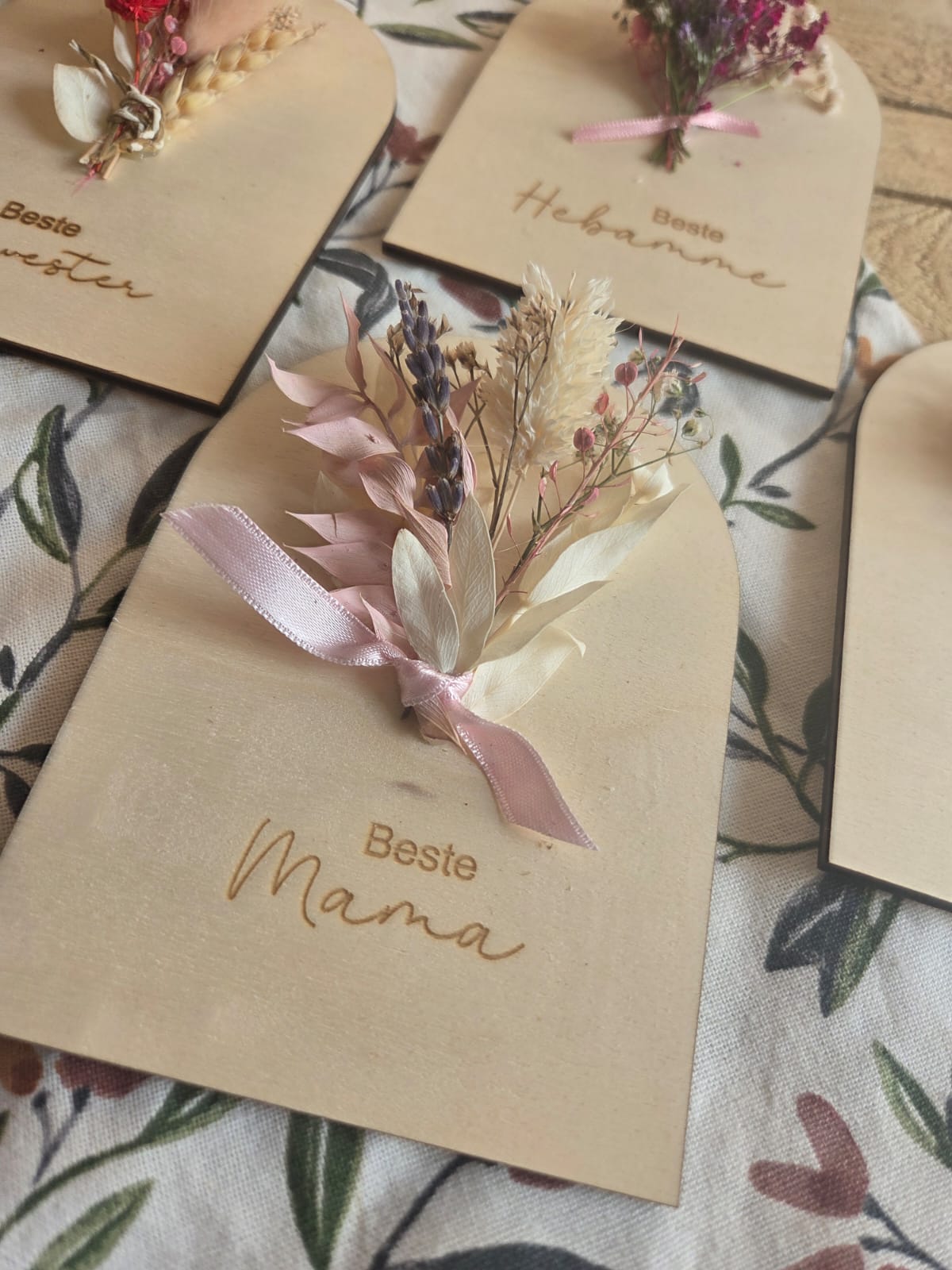 Holzplakette zur Wertschätzung mit Trockenblumen