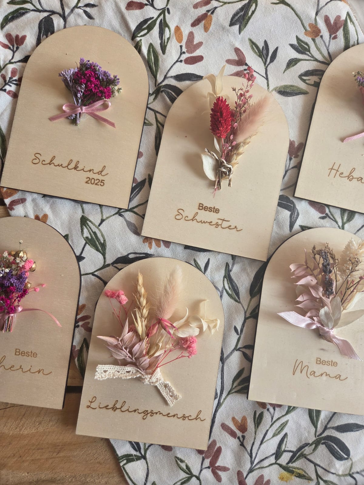 Holzplakette zur Wertschätzung mit Trockenblumen