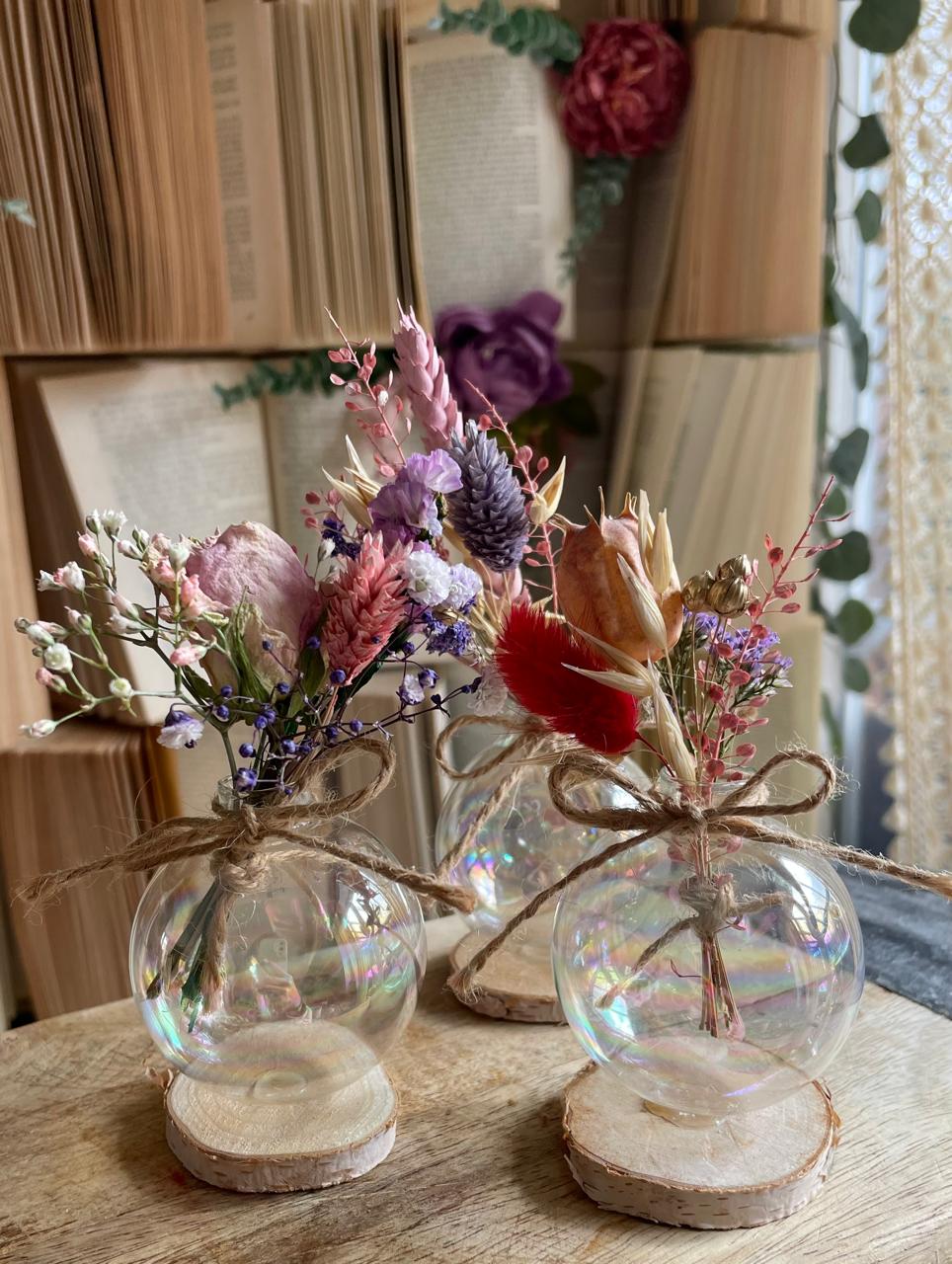 Mini-Glasvase mit Trockenblumen