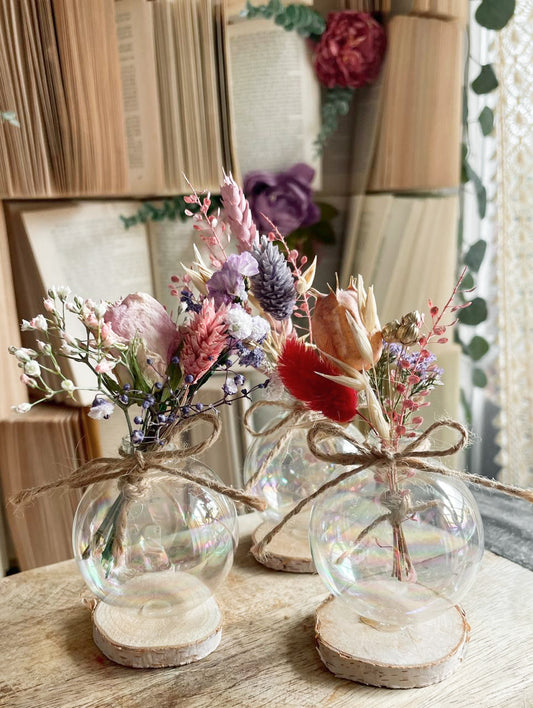 Mini-Glasvase mit Trockenblumen