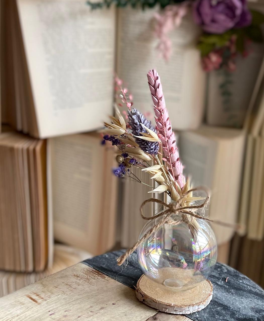 Mini-Glasvase mit Trockenblumen